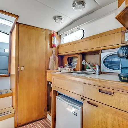Boat Glafkos - Charming 2 Bdr Boat Limassol